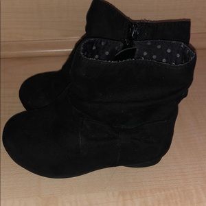 Short black boots with bow